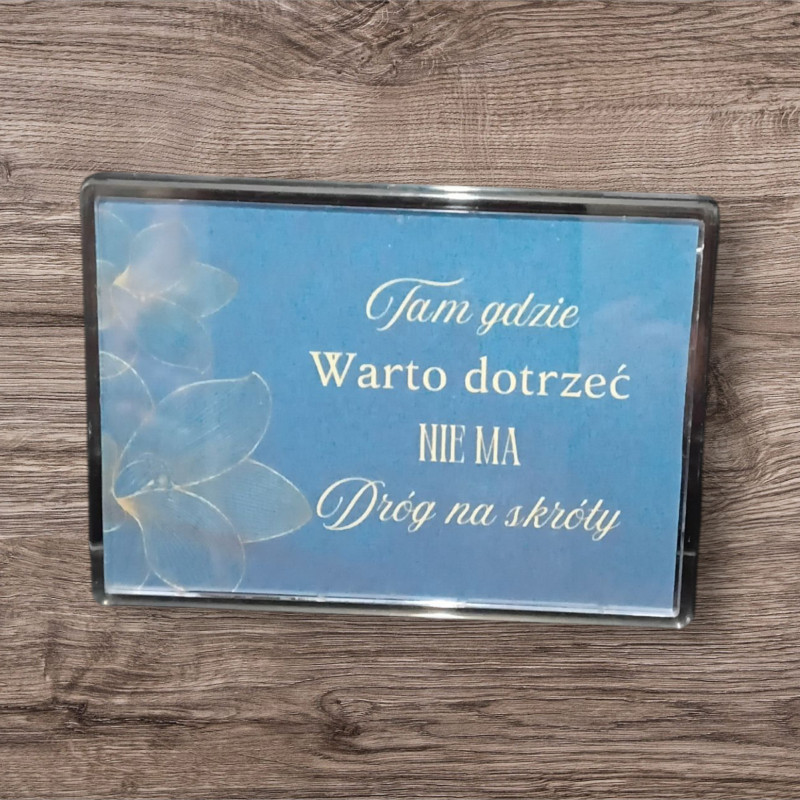 Magnes w akrylu